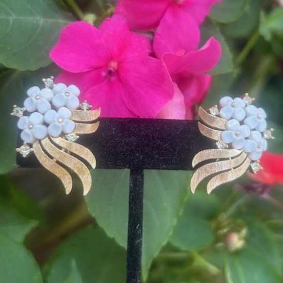 CROWN TRIFARI White Flower Rhinestone Brushed Gold EARRINGS - Picture 1 of 9